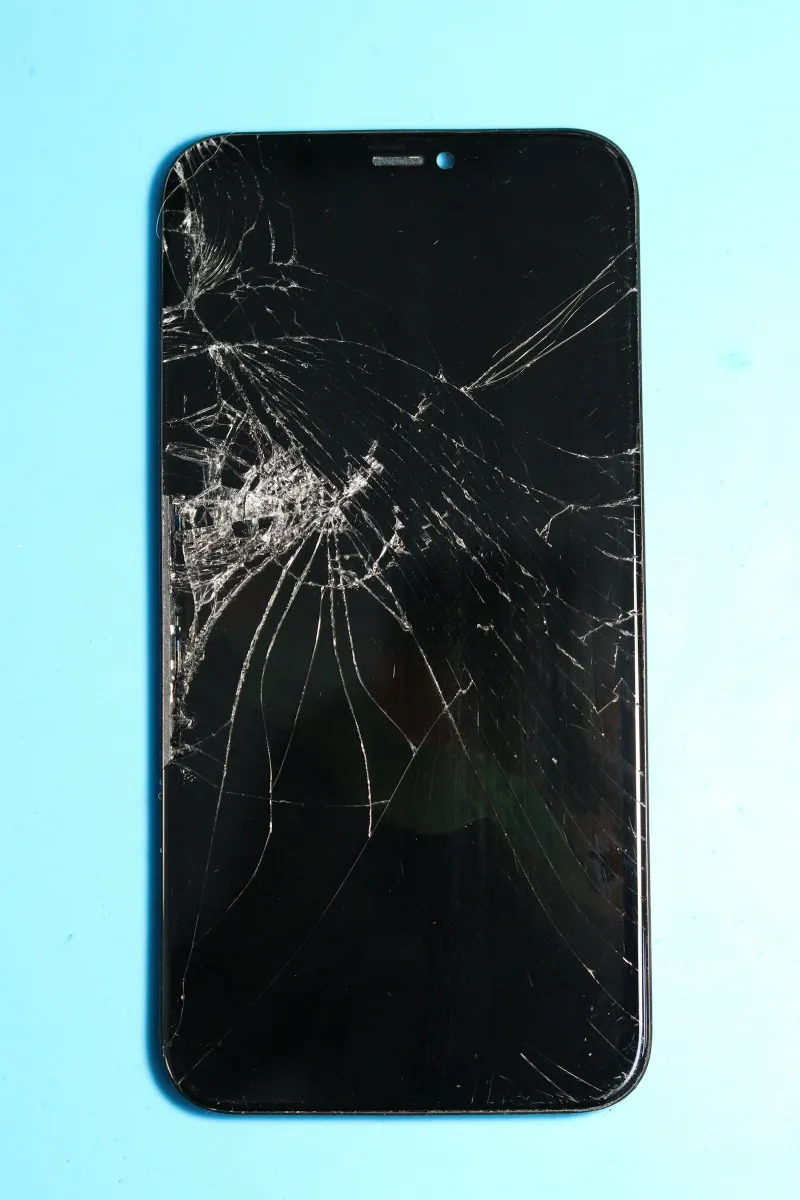 Écran de smartphone cassé fissuré